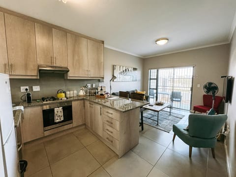 Coffee/tea facilities, Kitchen or kitchenette, Dining area, oven, toaster