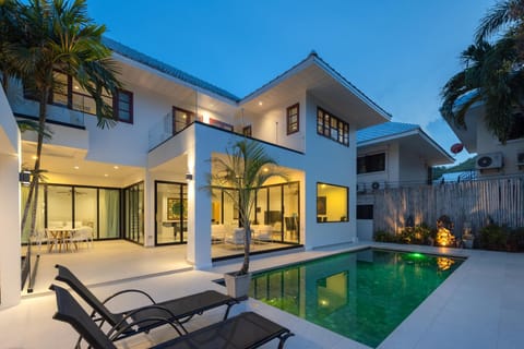 Stunning villa with pool and tropical garden Chalet in Hua Hin District