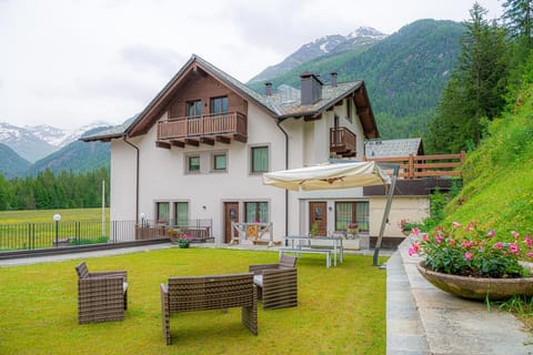 Property building, Natural landscape, Garden, Garden view, Mountain view