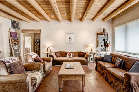 Moonstar, 4 Bedrooms, Sleeps 10, Pet Friendly, Fireplace, Views, WiFi House in Santa Fe