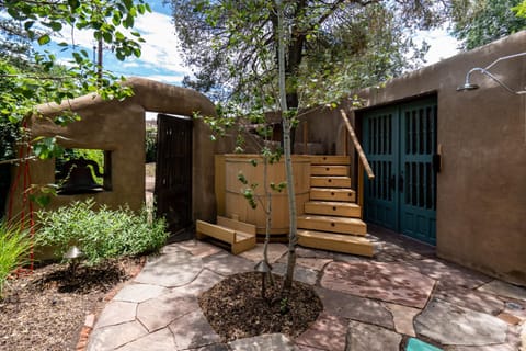 Historic Garden Retreat, 4 Bedrooms, Sleeps 8, Walk to Plaza, Fireplaces House in Santa Fe