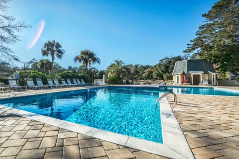 Evian 123, 2 Bedrooms, Sleeps 6, Pool, Golf View Condo in Hilton Head Island