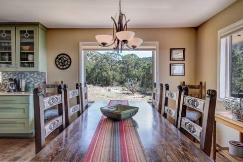 Sunset Haven, 4 Bedrooms, Sleeps 10, HDTV, Shuffleboard, Deck, Sits on 10 Acres House in New Mexico