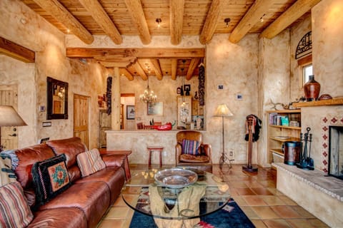 Cowboy Villa, 2 Bedrooms, Sleeps 4, Pool Access, Views, Fireplace Casa in Tesuque