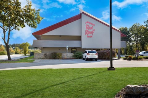 Red Roof Inn Cleveland - Westlake Motel in Westlake