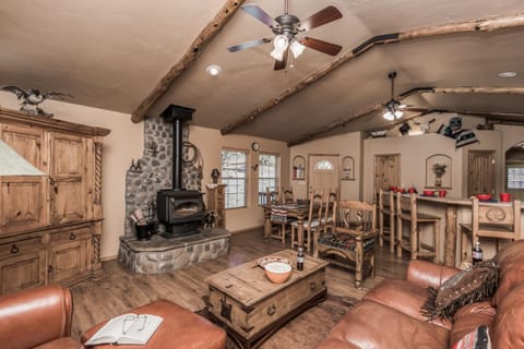 Cowboy Cabin, 2 Bedrooms, Sleeps 6, Hot Tub, Grill, Wood Stove House in Ruidoso