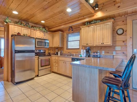 Misty Mountain Hideaway, 3 Bedrooms, Sleeps 10, Pool Access, WiFi Condo in Pigeon Forge