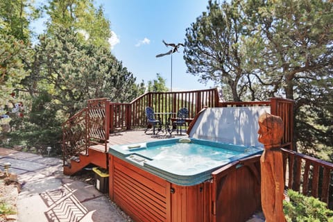 Sunlit Hills Art and Views, 3 Bedrooms, Sleeps 6, Hot Tub, Volleyball, WiFi Maison in New Mexico
