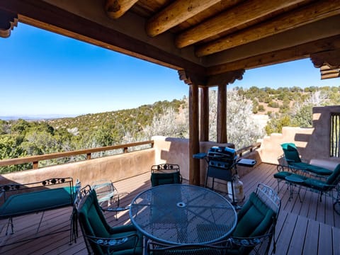Mitchell's East Side, 3 Bedrooms, Sleeps 6, Deck, Views, WiFi, Grill House in Santa Fe