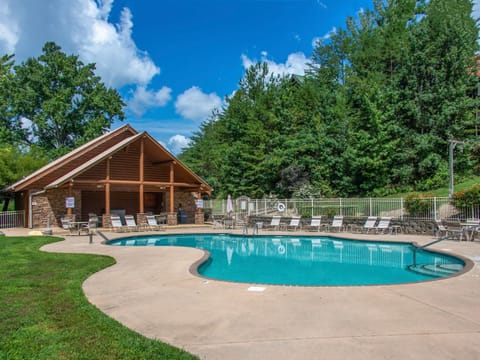 Woodland Escape, 3 Bedrooms, Hot Tub, Pool Access, WiFi, Sleeps 9 Haus in Pigeon Forge