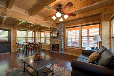 Woodland Escape, 3 Bedrooms, Hot Tub, Pool Access, WiFi, Sleeps 9 Maison in Pigeon Forge