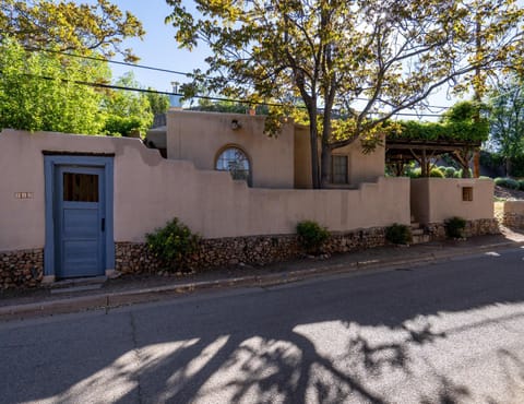 Harmony House, 3 Bedrooms, 2 wood fireplaces, 3 patios Maison in Santa Fe