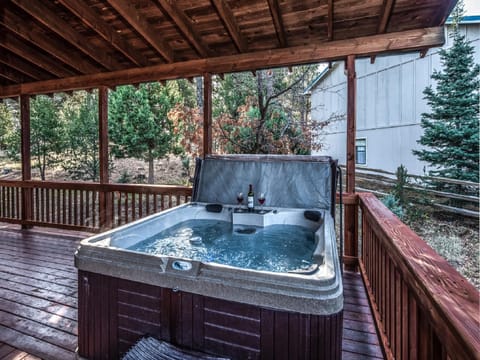 Wine N Pines, 2 Bedrooms, Sleeps 6, Hot Tub, Fireplace, Flat Panel TV House in Alto