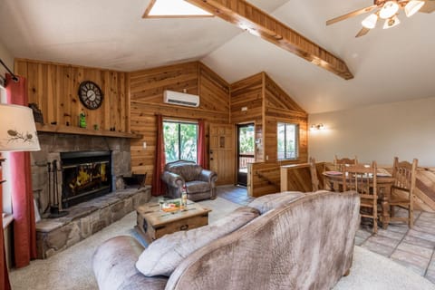 Rettig's Rustic Retreat, 3 Bedrooms, Sleeps 8, WiFi, Wood Fireplace Casa in Ruidoso