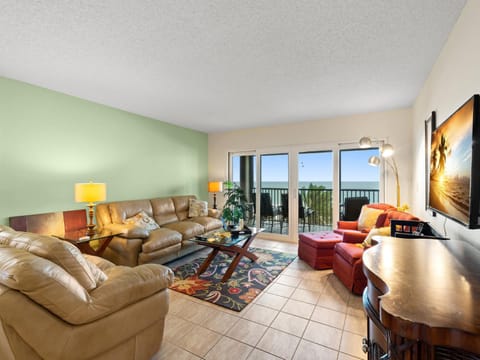Reflections on the Gulf 405, Sleeps 6, 2 Bedroom, Gulf Front ,Pool, Spa, WiFi Condo in Indian Rocks Beach