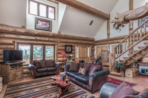 Panther Lodge, 3 Bedrooms, Sleeps 8, WiFi, Jacuzzi, Wood Burning Fireplace House in Ruidoso