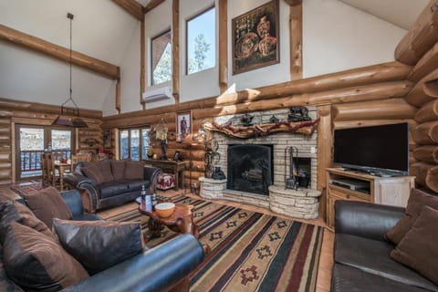 Panther Lodge, 3 Bedrooms, Sleeps 8, WiFi, Jacuzzi, Wood Burning Fireplace House in Ruidoso