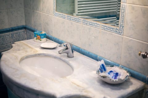 Bathroom, Decorative detail