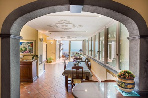 Living room, Decorative detail, Dining area