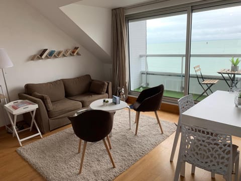 UN BALCON SUR LA MER, ACCES DIRECT A LA PLAGE Apartment in Granville