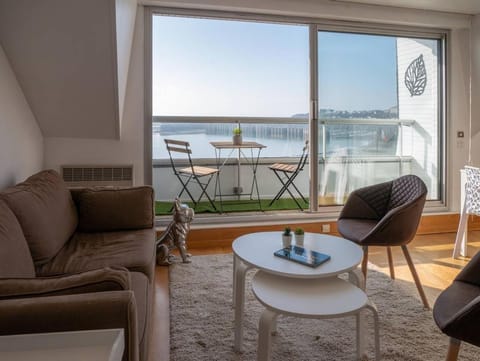 UN BALCON SUR LA MER, ACCES DIRECT A LA PLAGE Condo in Granville