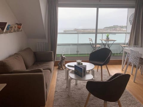 UN BALCON SUR LA MER, ACCES DIRECT A LA PLAGE Apartment in Granville