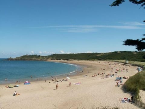 bulle de bonheur a 500 m pas de la plage Luxury tent in Cancale
