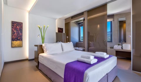 Bed, Bathroom, Photo of the whole room, Bedroom