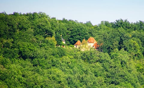 Le Manoir du Rocher Bed and Breakfast in Occitanie