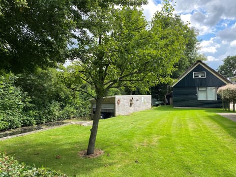 A cosy house close to Giethoorn and the Weerribben Wieden National Park with a boat available hire Haus in Giethoorn