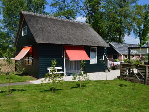 A cosy house close to Giethoorn and the Weerribben Wieden National Park with a boat available hire Casa in Giethoorn