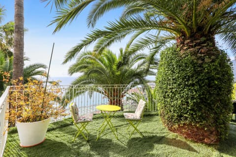 Studio avec vue sur la mer piscine interieure et terrasse a Menton a 4 km de la plage Wohnung in Menton