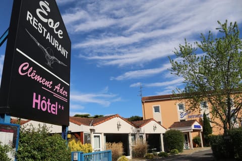 Hôtel Restaurant Clément ADER Hotel in Occitanie