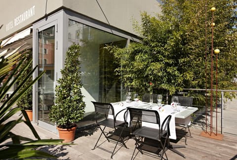 Restaurant/places to eat, Balcony/Terrace