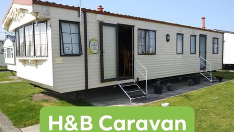H&B Caravan on Marine Holiday Park Camping /
Complejo de autocaravanas in Rhyl