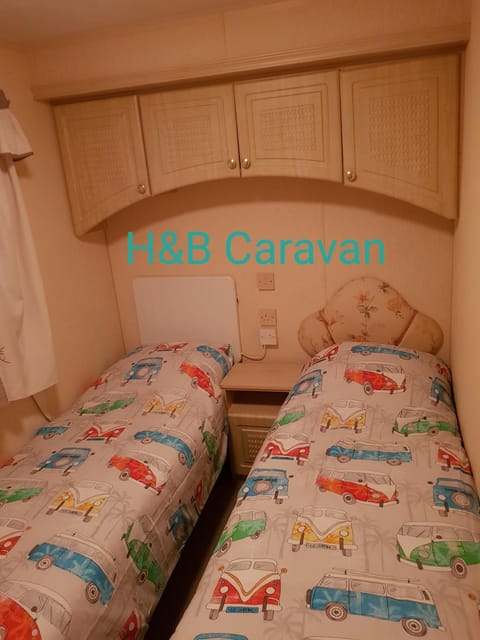H&B Caravan on Marine Holiday Park Camping /
Complejo de autocaravanas in Rhyl