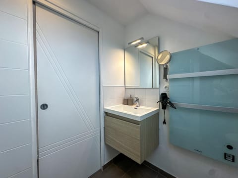 Shower, Bathroom, hair dryier