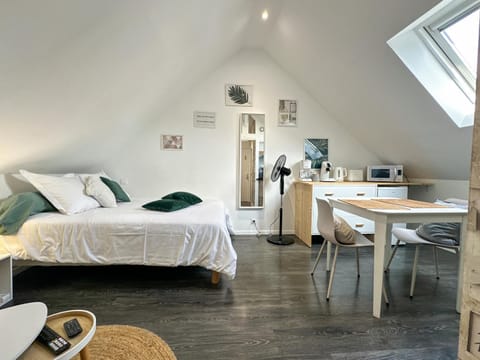 Bed, Coffee/tea facilities, Kitchen or kitchenette, Living room, Seating area, Dining area, microwave