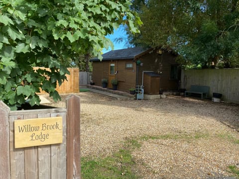 Cosy dog friendly lodge with an outdoor bath on the Isle of Wight Appartamento in Godshill