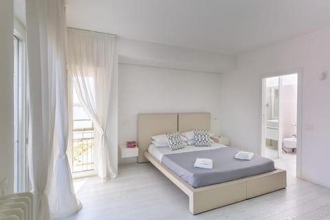 Santa Rosa luxury apartment 2 BEDROOMS 4 People private parking Eigentumswohnung in Trani