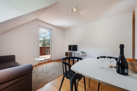 TV and multimedia, Living room, Seating area, Dining area, Evening entertainment, Drinks