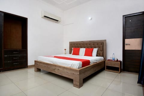 OYO Flagship 31031 DS Royal Guest House Hotel in Ludhiana
