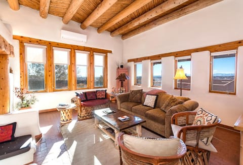 City Views at Alma Compound, 2 Bedrooms, Sleeps 4, Walk to Plaza, Fireplace Haus in Santa Fe
