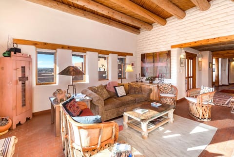 City Views at Alma Compound, 2 Bedrooms, Sleeps 4, Walk to Plaza, Fireplace Casa in Santa Fe