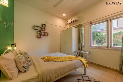 Bed, Photo of the whole room, Bedroom, towels, air conditioner