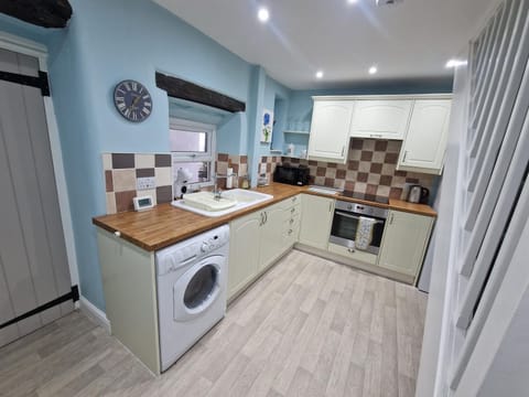 Kitchen or kitchenette, oven, toaster, washing machine