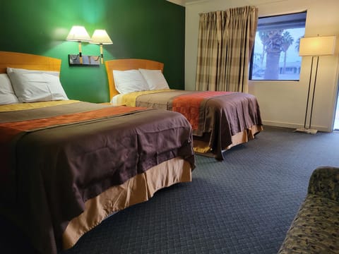 Emerald Inn & Lounge Motel in Blythe