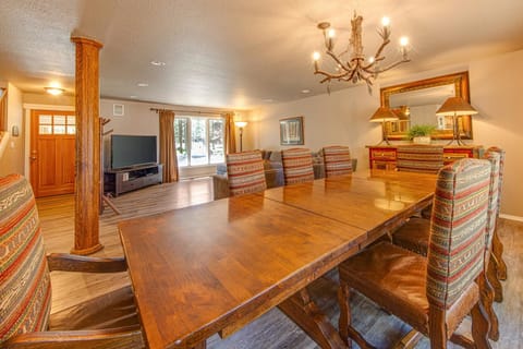 5 Bed 3 Bath Vacation home in Sunriver House in Sunriver