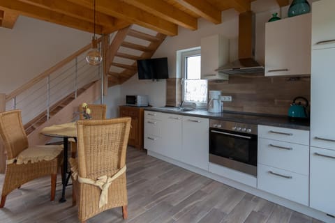 TV and multimedia, Kitchen or kitchenette, Photo of the whole room, Decorative detail, Dining area