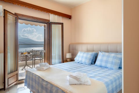 Bed, Bedroom, Sea view, towels